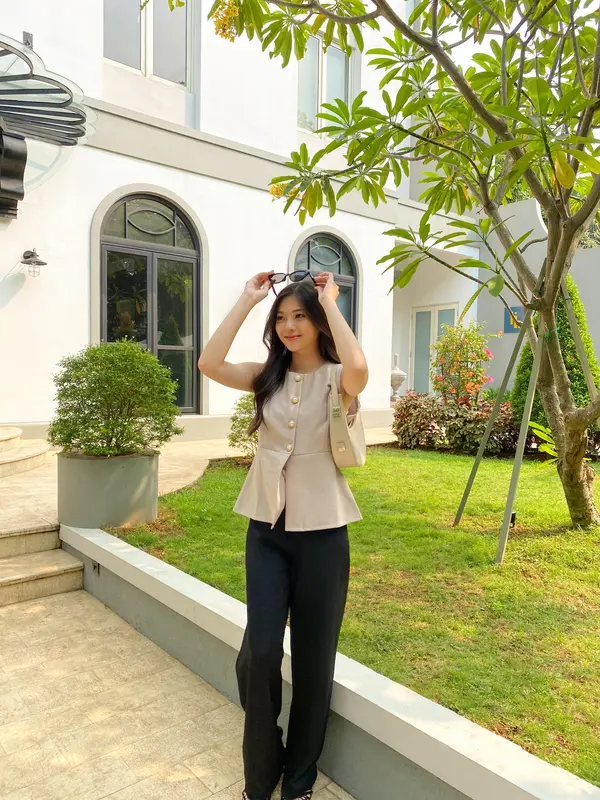 [REDCARPET] Haruki Blouse / Atasan Baju Wanita Casual Kancing Semi Formal Simple Grey Basic Cream Cewek Top Putih Rompi Vest Panjang Hitam 3