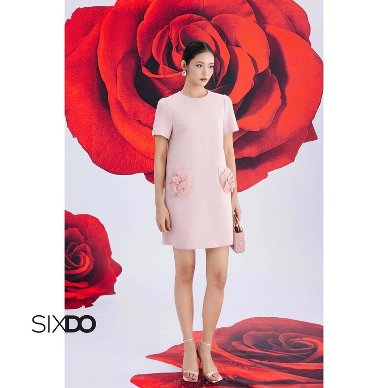 Đầm ngắn tay dáng suông phối túi hoa nổi SIXDO (Peach Pink 3D Flower Woven Loose Dress)