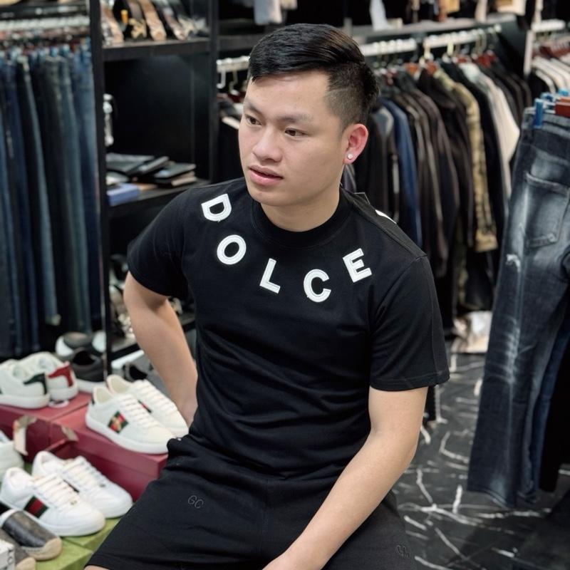 Áo phông hoạ tiết thêu dành cho nam đen trắng trong giỏ