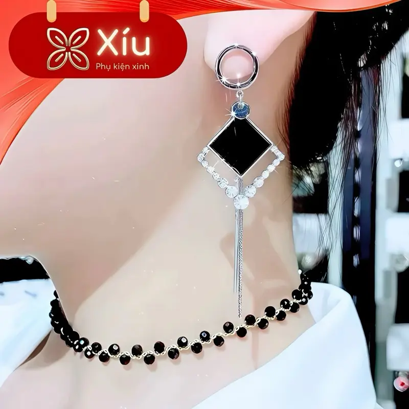 Bông tai dáng thả bất đối xứng mặt đen viền đá – sáng bóng ánh kim – không gỉ, không xỉn màu – có hộp – C801