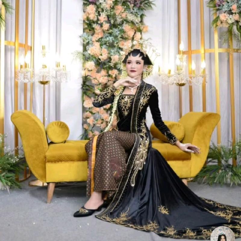 kebaya pengantin bludru merak Gaun Wanita 1