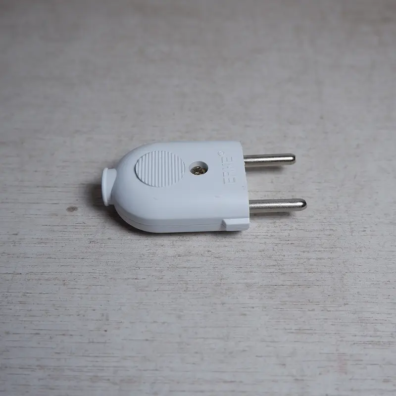Steker Colokan Gepeng Putih Erke, Desain Simpel dan Elegan - Kabel 1