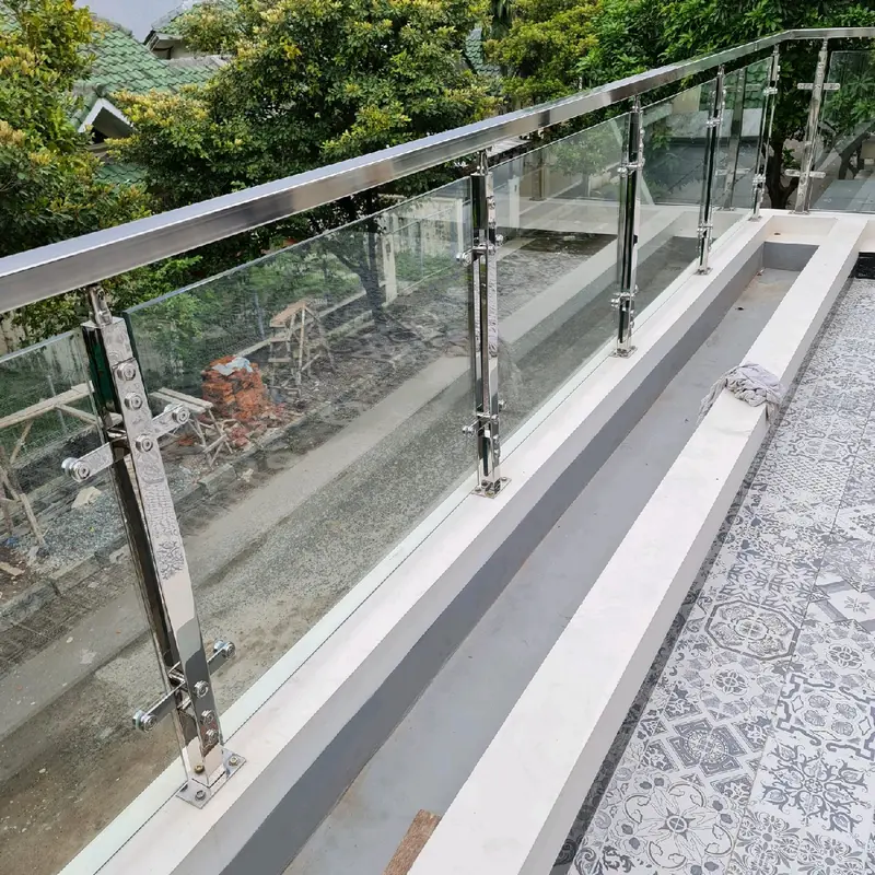 Railing tangga stainless steel kaca tempered. tangga besi 3