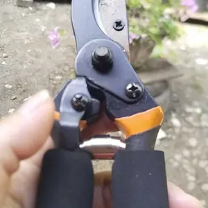 CASTA Gunting Tanaman SK5 Kuat & Tajam – Pemangkas Ranting, Dahan, Bunga, Cocok untuk Taman Rumah, Dilengkapi Pegas & Lock Safety