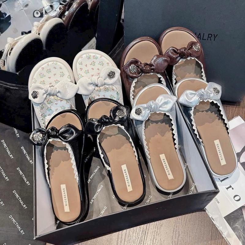 Gạo.Shoes (Dày Dặn Đầy Đặn Đi Đúng Size, Mỏng-Gầy-THON Đều lùi Size - Có BIGSIZE) Dép Bánh Mỳ Nữ Mũi Tròn Quai Trang Trí Nơ TAG VIỀN REN, Đế Cao 3CM.