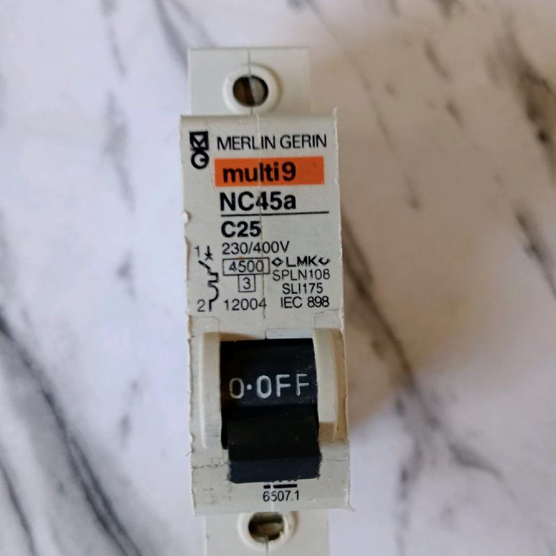MCB merlin gerin multi9 tipe nc45a /6A/10A/16A/20A/25A/32A/50A DIJAMIN KEASLIANYA BARANG COPOTAN PANEL 3