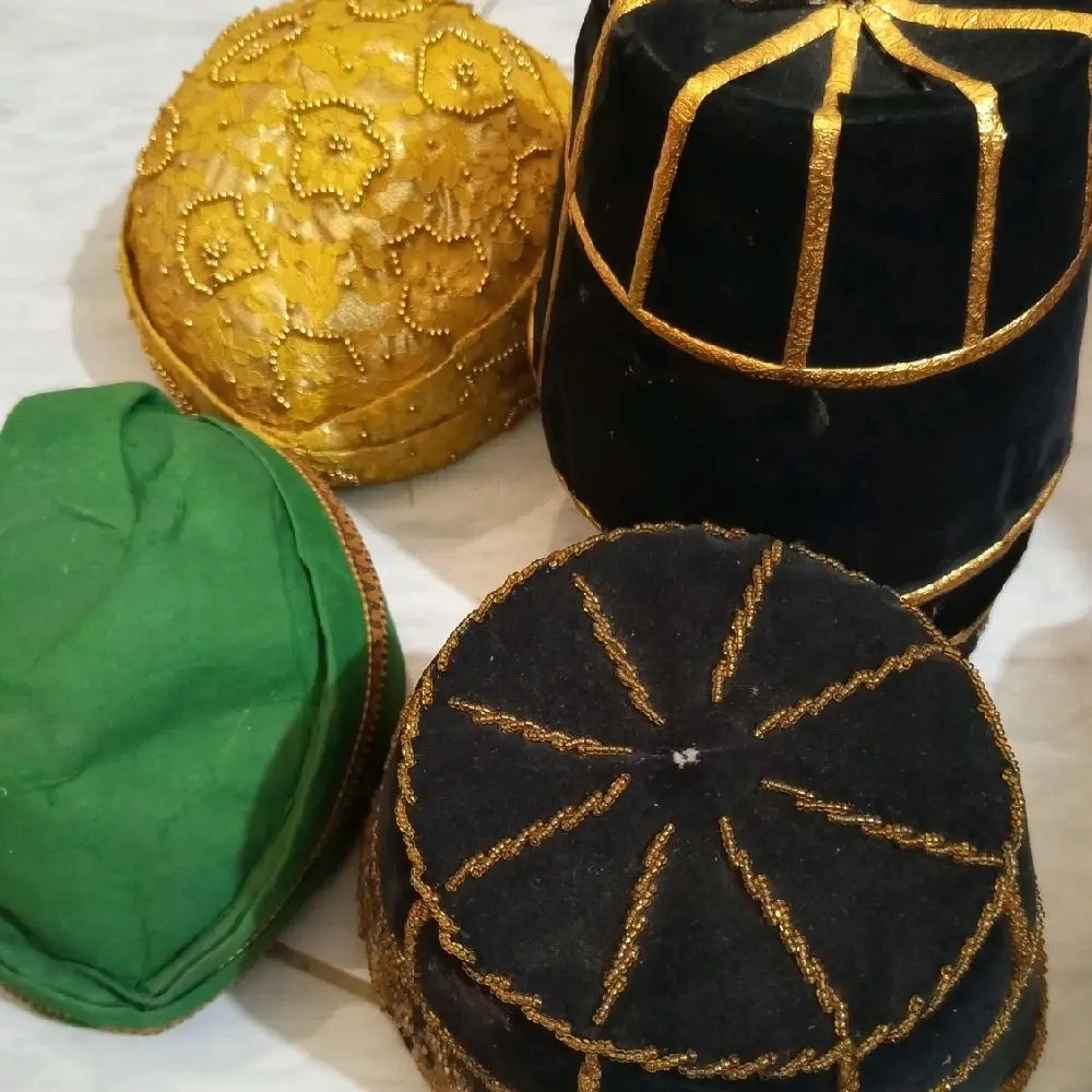 Blangkon Adat Jawa - Topi Tradisional Jawa dengan Desain Eksklusif dan Warna yang Menarik