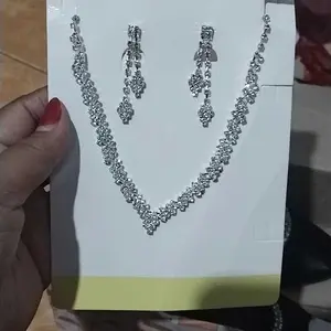 YADORNOS Set Perhiasan 2 Potong Wanita Kalung dan Anting Berlian Imitasi Berkilau untuk Gaun Perjamuan Rok Gaun Ulang Tahun