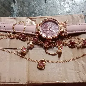 Set gelang, kalung, cincin, dan anting-anting jam tangan kuarsa mewah wanita bergaya Jepang dan Korea dengan dial bertabur berlian dan tali kulit PU.