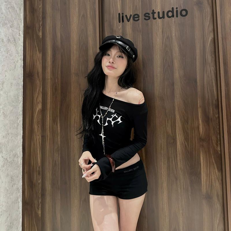 [CORAL KISS SET] Set đồ nữ cá tính GALLERY SEVEN áo trễ vai tay dài in chữ - quần short ngắn phong cách y2k