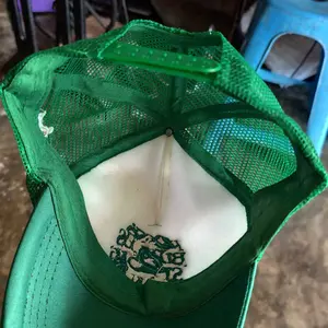 Topi Baseball Kiss dengan Desain Unik Warna Ungu dan Putih Cocok untuk Gaya Casual Anda
