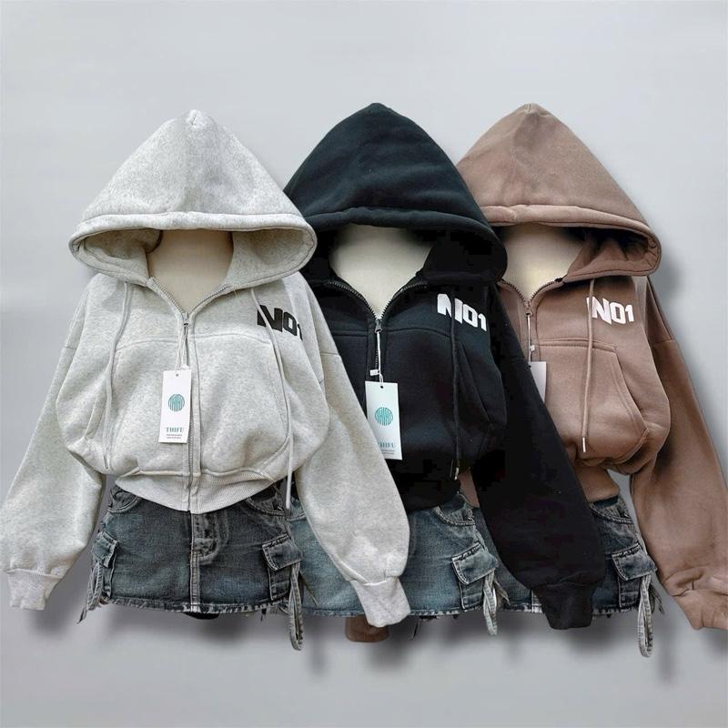  Áo khoác lửng chất thun nỉ dày mịn,nón rộng 2 lớp vải chính ,logo in nổi N01 bo gân  .có túi trong.form dưới 63kg. 