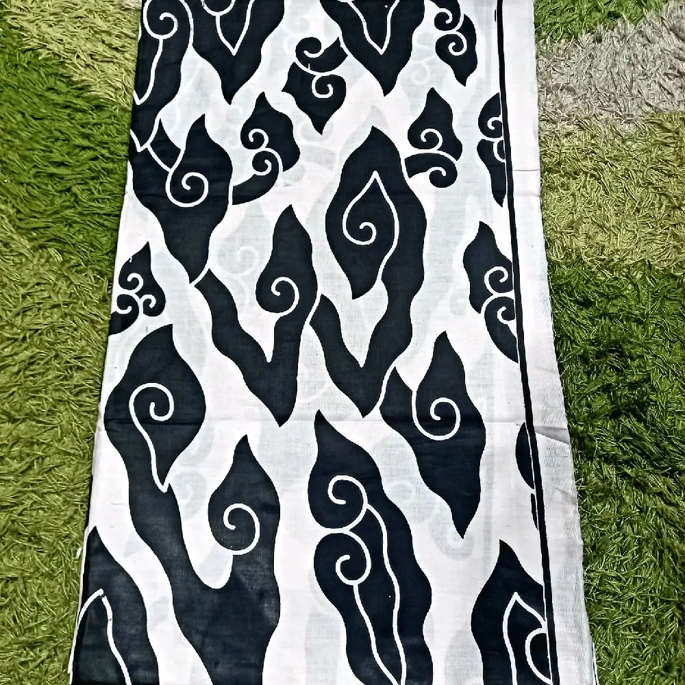 mega mendung hitam putih