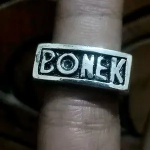 Cincin Bonek Fashion Desain Elegan dengan Detail Huruf Bonek yang Menonjol