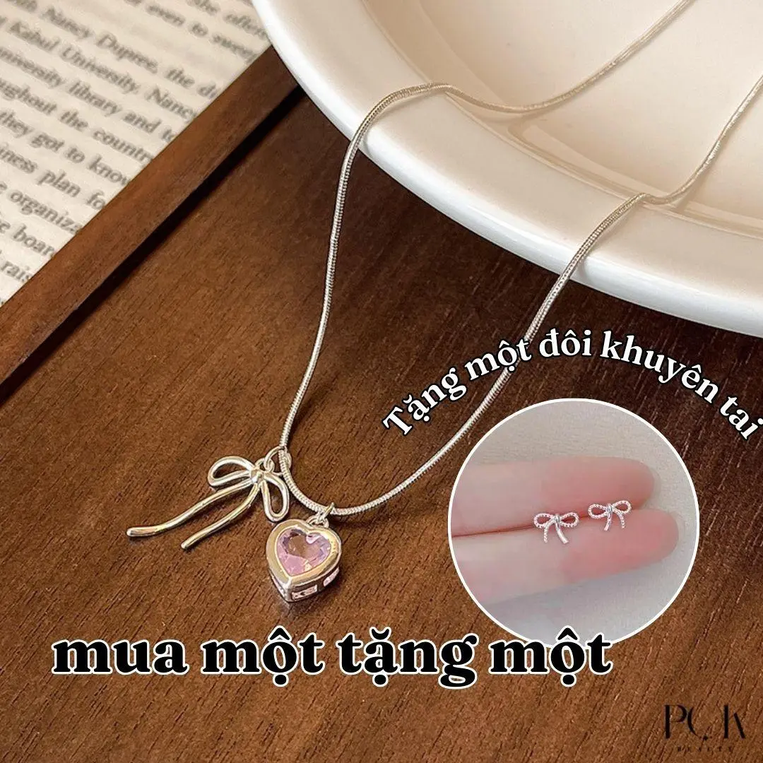 【Mua một tặng một】 Dây chuyền nữ + Free Gift một đôi bông tai, vòng cổ nữ, dây chuyền nơ màu hồng tình yêu ngọt ngào, dây chuyền thép không gỉ titan không phai màu, món quà lý tưởng cho bạn gái, trang sức thời trang, một mảnh