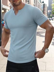 Camiseta hombre ajuste entallado, cuello en V, rayas verticales, camiseta deportiva poliéster manga corta, adecuada para uso diario, cómoda, estilo urbano masculino.