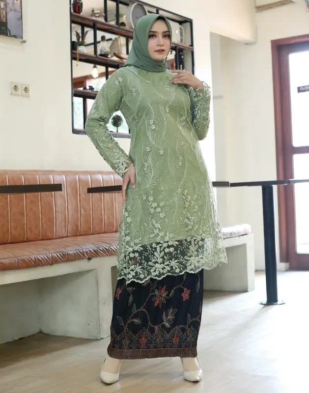 PROMO SETELAN KEBAYA TUNIK TILE, SET TUNIK TILEE KONDANGAN, WISUDA, LAMARAN, BRIDESMAIDS, PESTA, ETALASE INI SUDAH DAPAT TUNIK DAM ROK PLISKET NYA!!!. Motif Wanita 1