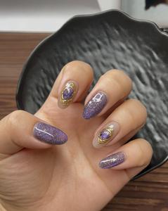 Purple shimmer crystal clusters with a gold frame—light luxury nail art. Purple shimmer × crystal clusters × gold frame. A light luxury manicure loved by those who appreciate old money aesthetics. A must have for purple lovers.