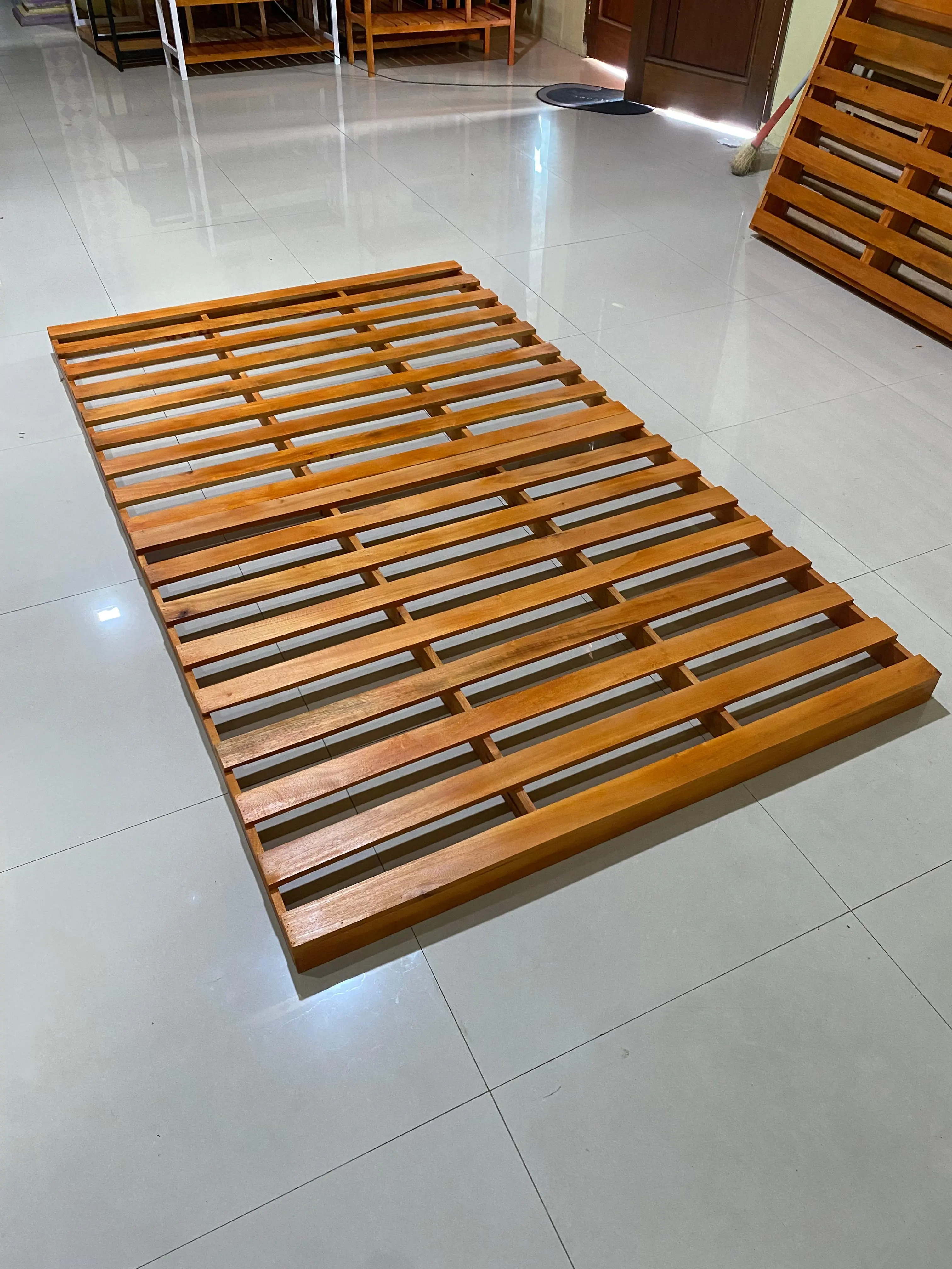 Divan Dipan Kasur Kayu Kuat Awet Praktis Tahan Beban Tinggi 6-7 cm Ukuran 80x200cm 100x200cm 120x200cm 140x200cm 160x200cm 180x200cm 200x200cm Natural & Plitur Full untuk KOS Furniture
