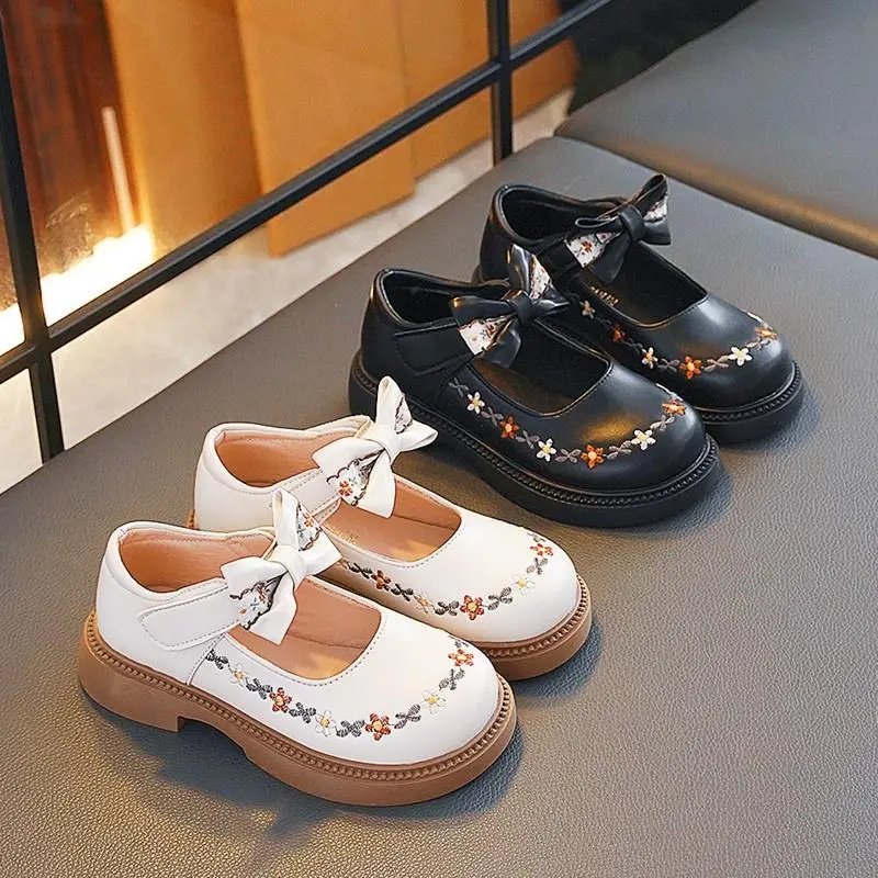 Sepatu Datar Kulit Bayi Perempuan Cantik Gaya Korea Sol Lembut Ikatan Simpul Bordir Sepatu Anak Nyaman Antilicin Usia 2-12 Tahun ​ 1