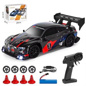 1:24スケールRCドリフトレーシングカー、マルチプレイヤー対戦対応、LEDライト搭載、充電式、ユニセックス、8歳以上対象、屋内外で遊べる子供向けカー