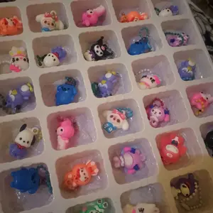 CHAOLECHUANG 40Holes Losto Box Random Surprise Lucky Toblos Mainan Boneka  Bingo Blind Box