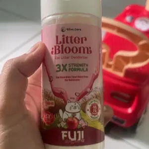 Olive Care LITTER BLOOM Penghilang Bau Pipis Pup Kucing MEGA SIZE 1KG Cat Litter Deodorizer Pewangi Pasir EXTRA JUMBO Aroma Segar Tahan Lama Hingga 72 Jam dengan Teknologi Slow & Smart Release Aroma - Menetralisir Bau dan Menghambat Pertumbuhan Bakteri