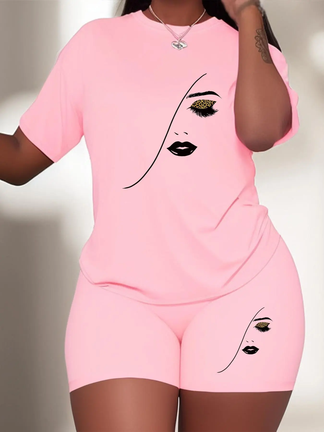 Plus Size Graphic Tee & Skinny Shorts Set, Short Sleeve Round Neck T-Shirt & Shorts, Casual Summer Clothes for Women