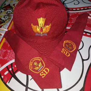 satu set topi dan dasi,1 topi depan merah dan 1 dasi bordir