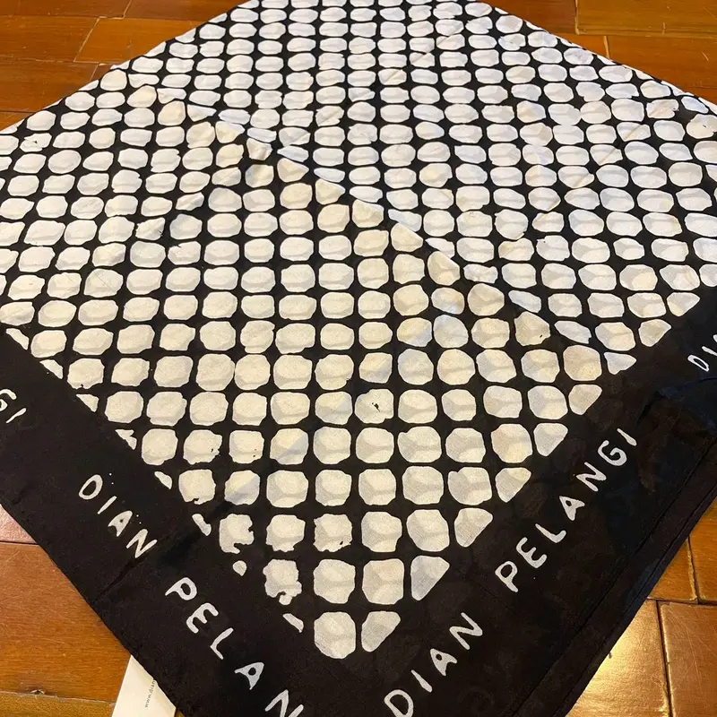 Jilbab Sutra by Dian Pelangi ORIGINAL Hijab Kerudung Scarf Khimar Segi Empat Casual Formal Pesta Pernikahan Kondangan Kerja Kantor Lebaran Wanita Hijaber Cantik Anggun Modis Modern Simple Elegan Mewah Model Terbaru Motif Pali Palestina Hand Made Kekinian 4