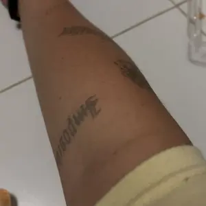 QueenTato-Stiker tato temporer semi permanen Motif Tulisan T-11 11x18cm