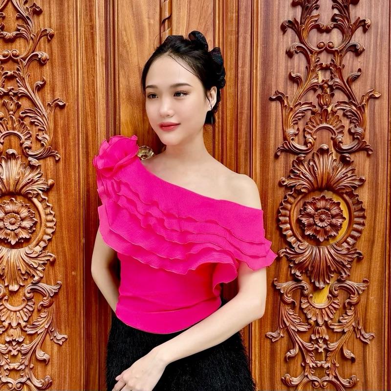 ÁO KIỂU NỮ VOAN TẦNG NHÚN ĐÍNH HOA BẸT VAI ( mặc 2 kiểu tay )