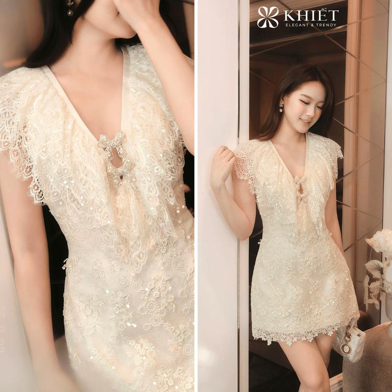KHIẾT - Đầm ngắn ren hoa kem cổ V phối bèo nhún đính charm nơ đá tiểu thư, sang trọng KD728