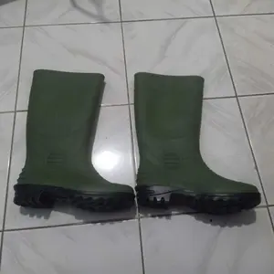 Sepatu bot hujan hijau yang bergaya, cantik dan menawan.