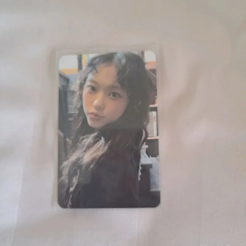 Haerin Official Newjeans photocard! Glossy and no damage! 2