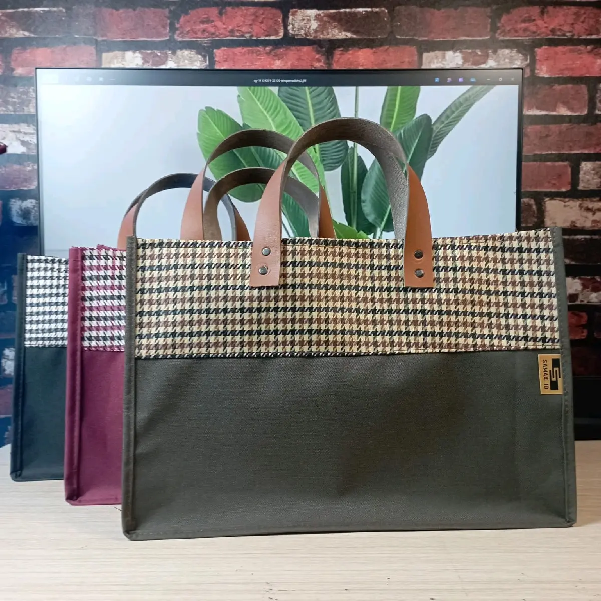 Tas untuk wanita cocok untuk di bawa jalan -jalan ,kuliah atau ke kantor.