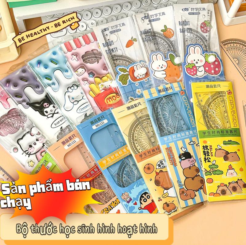   Một bộ sản phẩm sẽ được gửi ngẫu nhiên trong ba bộ. Bộ bốn thước kẻ hoạt hình dễ thương dành cho học sinh tiểu học bộ đồ dùng học tập gồm thước kẻ tam giác thước đo góc thước kẻ trong suốt họa tiết hoạt hình trừu tượng có đường lượn sóng 