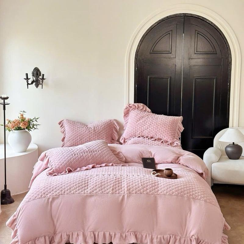 Bộ VỎ CHĂN GA GỐI nỉ nhung viền bèo hiện đại gồm 4 món: 1 vỏ chăn dày có khoá kéo 1 ga phủ chần bông dày dặn 2 vỏ gối chần bông có kèm túi sách sang trọng