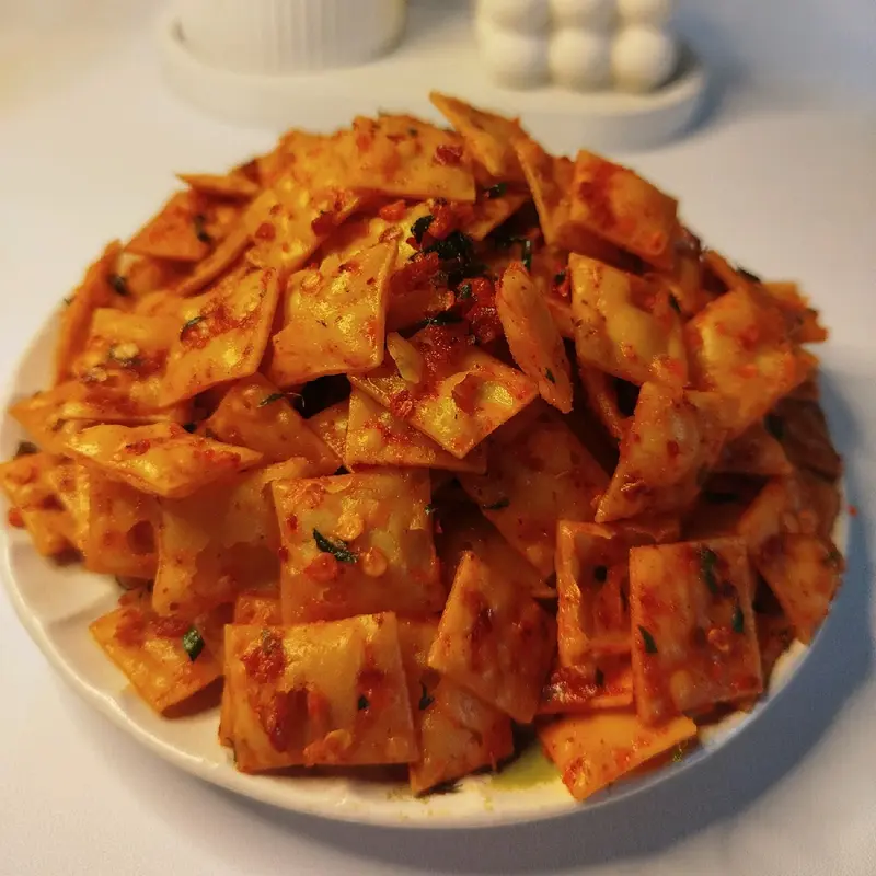 (1 kg) Kulit pangsit kering / pangsit kriuk / olahan kulit pangsit goreng original pedas Daun jeruk balado / keripik pedas / cemilan pedas idul fitri 1