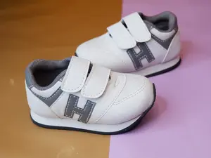 Sepatu Sport Anak Motif H Putih Abu
