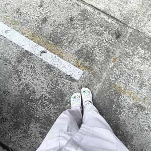Pin AksesorisMainan Karakter Bahan PVC Picture Real astronot Sepatu Bros Variasi jibbitz couple tempelan DIY Shoe Flower Charm