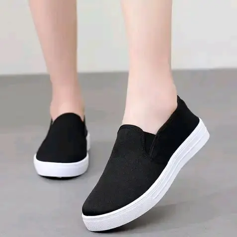 Sepatu Slip On Wanita Terbaru Putih Hitam Simple Elegan Tinggi Kualitas Shoes 1