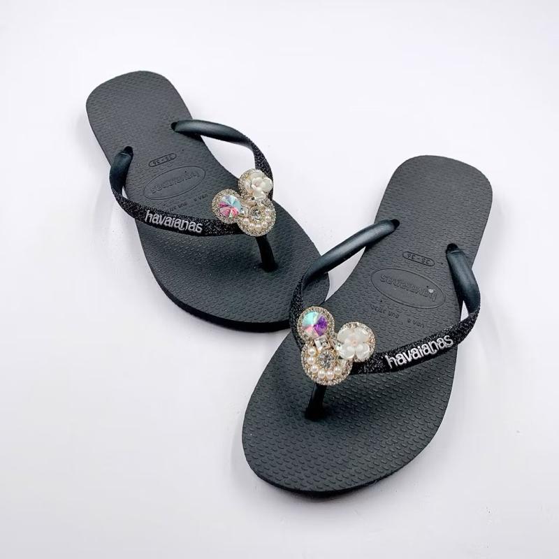DÉP NỮ HAVAIANAS KIM TUYẾN ĐEN MỊN GẮN PHỤ KIỆN NHÀ THIÊN TRANG . CAO SU . NGOÀI TRỜI . DU LỊCH . 4 MÙA . ĐI CHƠI . ĐI TIỆC . ĐI CHƠI . ĐI DẠO