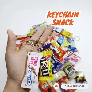 (10 Pcs) Gantungan Kunci Snack Cemilan Makanan Ringan / Ganci Keychain Souvenir Bentuk Snack Ciki-Ciki Permen