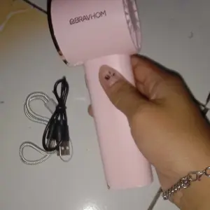 (COD)Bravhom Kipas Angin Mini Portable 3IN1 Aromaterapi 3 Kecepatan Lampu Warna Warni Phone Holder FN16