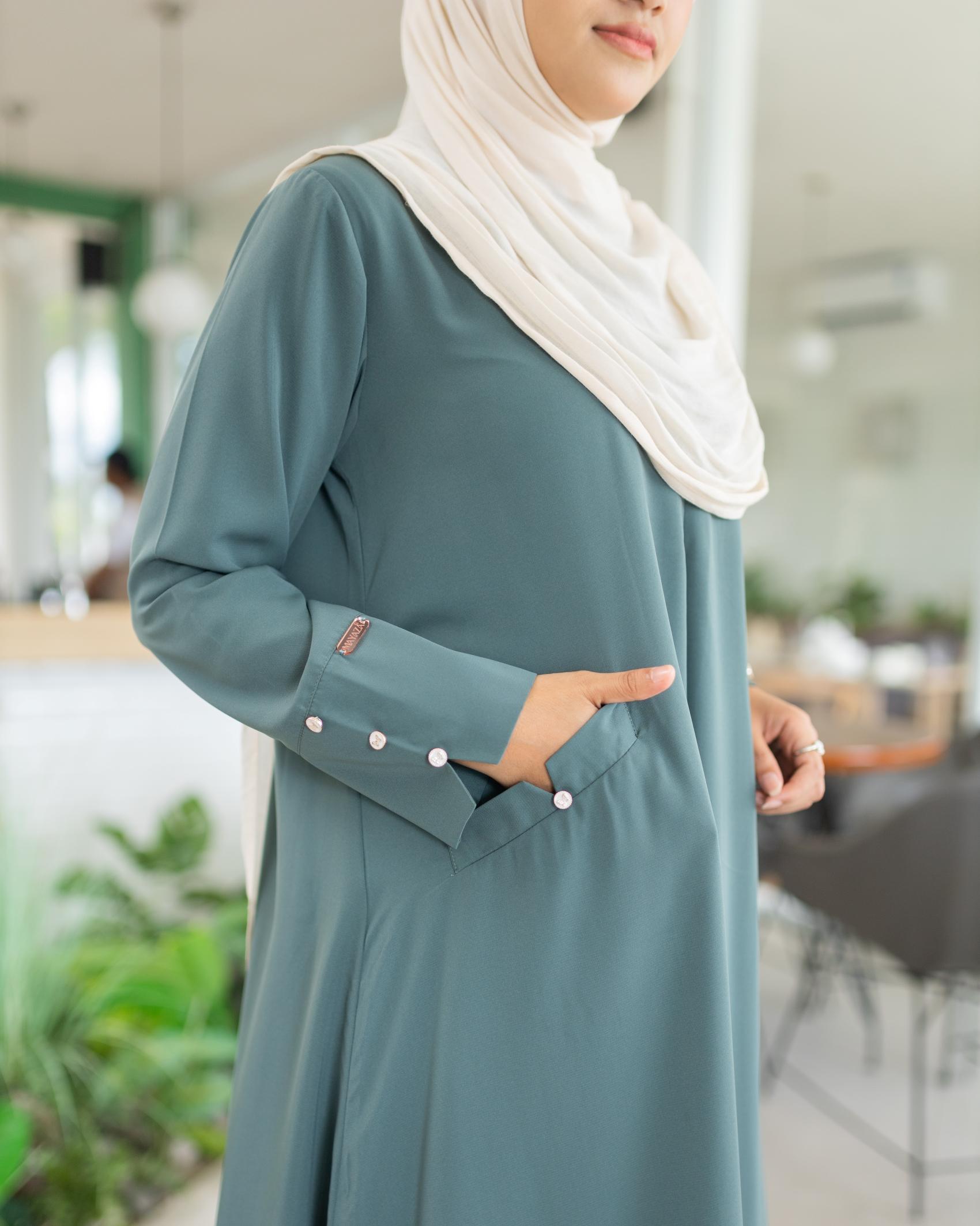 Yumna Dress Abaya Gamis Haji & Umroh Elegan Busui Muslimah Bahan Lembut Halus Flowy Adem Tidak Menerawang Lengan Kancing Ruffle Cantik Aksesoris