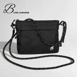 กระเป๋าสะพายข้างและกระเป๋าสะพายไหล่ ขนาดกลาง ปรับความยาวสายสะพายไหล่ได้ unisex อเนกประสงค์ สไตล์อินเทรนด์ น้ำหนักเบา กันน้ำ ทนทาน เปิดตัวในปี 2025