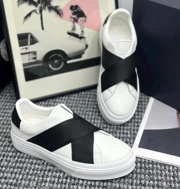 Giay Lười Chun Chéo Nam Đen Trắng Đế Bằng Chất Liệu Cao Su Quai Da Giày Dành Cho Nam Có Khâu Viền Sành Điệu Thời Trang Trẻ Trung Cực Ngầu Chắc Chắn Shoes