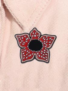 Stranger Things Sci-Fi Horror TV Pin de esmalte Flores caníbales rojas Broche de Halloween Insignia de mochila de solapa Accesorios de bisutería de moda Regalo para amigos