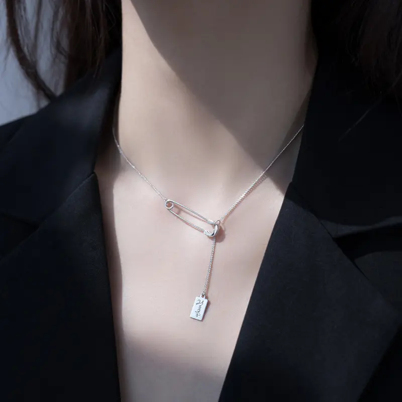 Safety pin hanging tag necklace women's paper clip small square pendant collarbone chain 2025 new model